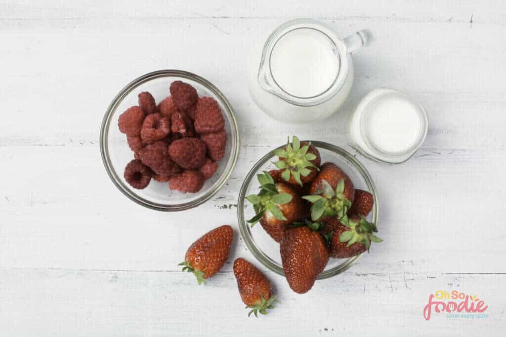 ingredients to make keto mixed berry smoothie