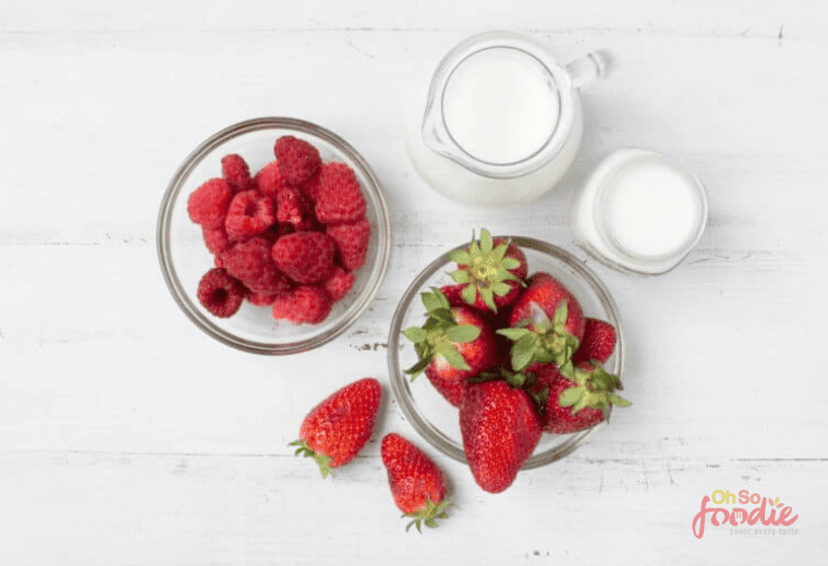 Ingrédients pour un smoothie aux fraises sans banane