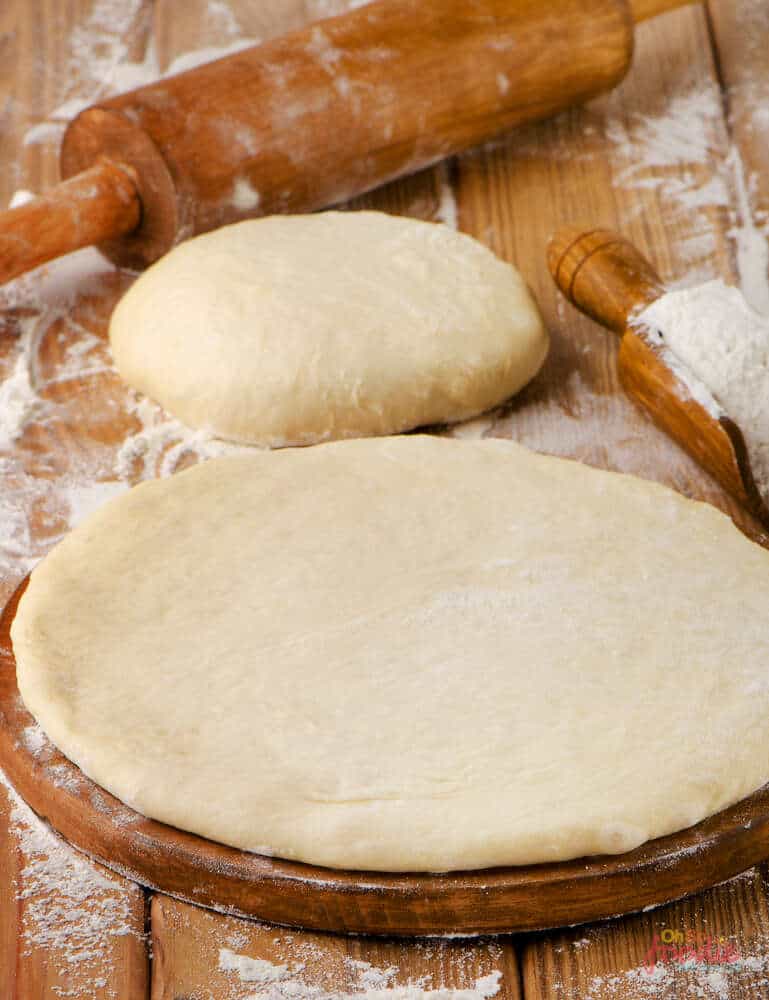 shaping pizza dough