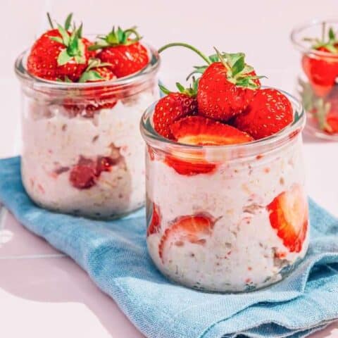 strawberry yogurt overnight oats