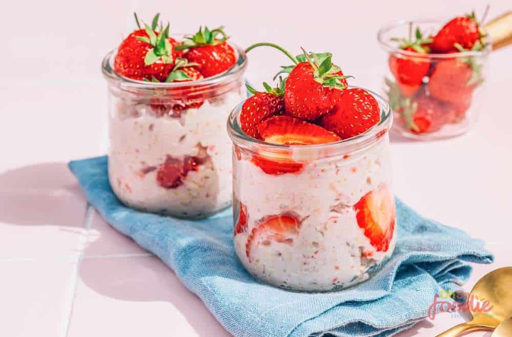 strawberry yogurt overnight oats