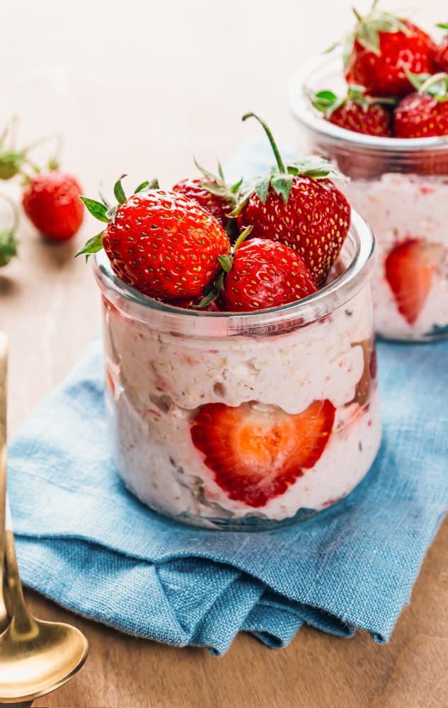 strawberry yogurt overnight oats recipe